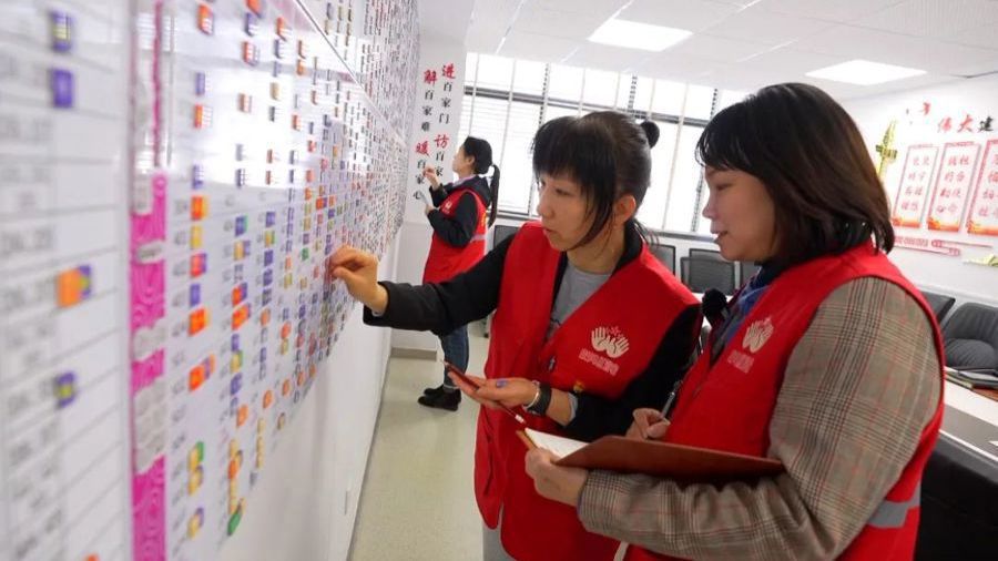 對照“作戰(zhàn)圖”，彭浦新村街道社區(qū)干部可以有針對性地走訪居民。 資料照片.jpeg