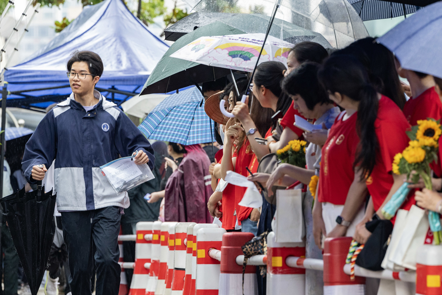 高考首日 雨中鼓勁.jpg