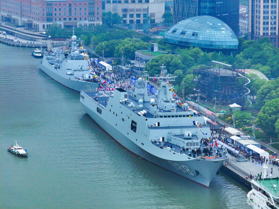 導(dǎo)彈驅(qū)逐艦西安艦、綜合登陸艦沂蒙山艦停靠在上海港國(guó)際客運(yùn)中心碼頭，迎接社會(huì)各界民眾參觀。記者 張海峰 攝.jpg