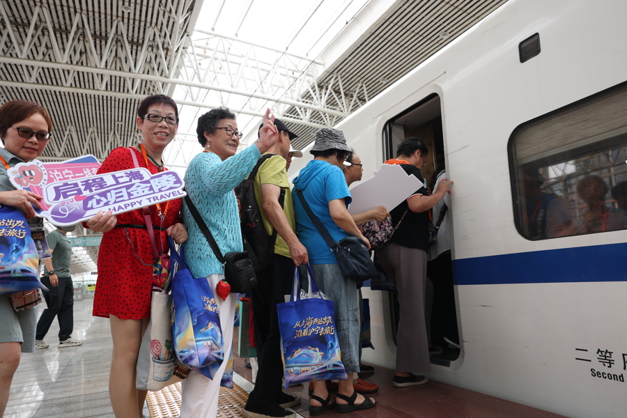 參與首批旅行團(tuán)的市民在上海西站搭乘火車(chē)前往南京游玩.jpeg