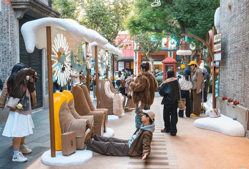 冰雪景觀點亮上海新天地 以“慢游”理念激活年末消費市場