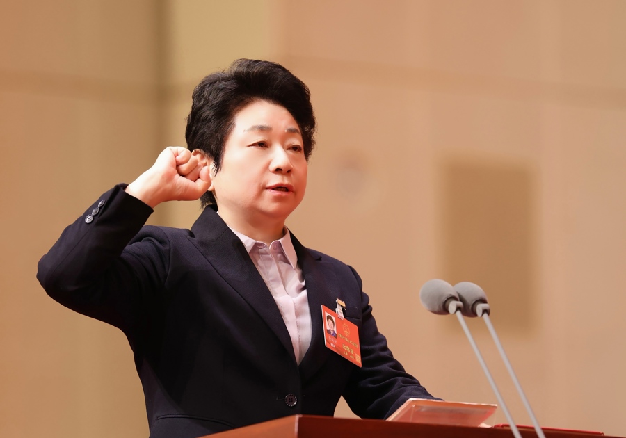 昨天上午，市十六屆人大二次會議憲法宣誓儀式舉行。新當選的市人大常委會主任黃莉新進行憲法宣誓。袁婧 攝  .jpeg