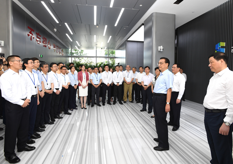 李克強(qiáng)在上海考察強(qiáng)調(diào)抓住新機(jī)遇，對(duì)標(biāo)國(guó)際先進(jìn)水平