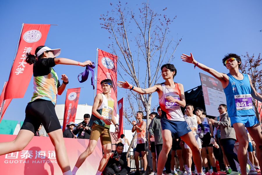 昨天，2025高校百英里接力賽總決賽在上海徐匯濱江開(kāi)賽.jpg