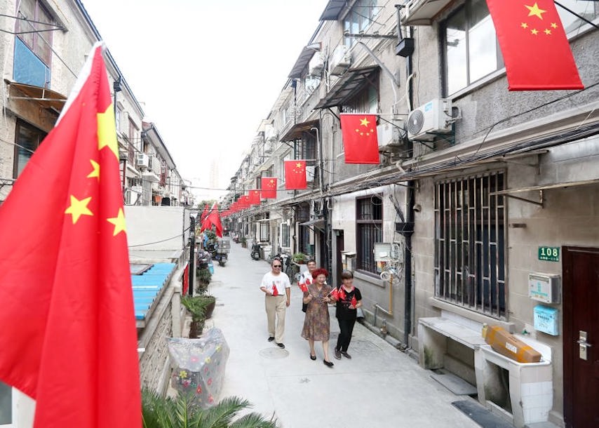 讓更多的人了解國(guó)旗 熱愛(ài)國(guó)旗 增強(qiáng)民族自豪感 “國(guó)旗弄堂”里 紅旗裝點(diǎn)喜慶