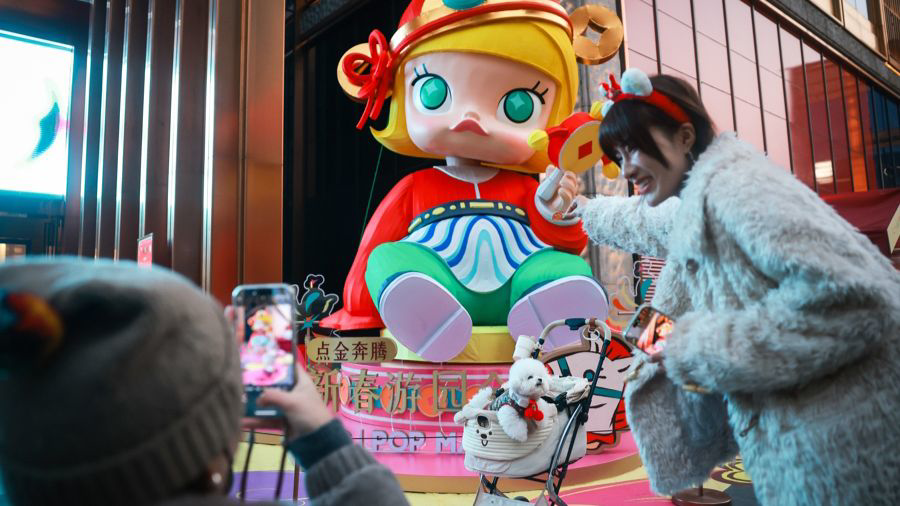 近日，豫園燈會(huì)六大燈區(qū)全景點(diǎn)亮。在BFC南區(qū)入口，泡泡瑪特經(jīng)典IP形象MOLLY成為矚目的門面擔(dān)當(dāng)。記者海沙爾 攝.png