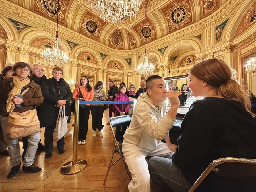 波爾多觀眾排隊(duì)體驗(yàn)昆曲妝容。 資料圖片.jpg