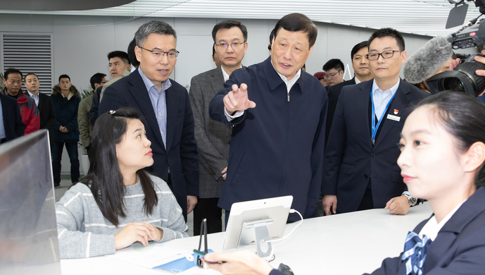 2018年12月27日，應(yīng)勇市長來到徐匯區(qū)行政服務(wù)中心，現(xiàn)場察看“一網(wǎng)通辦”推進(jìn)情況。