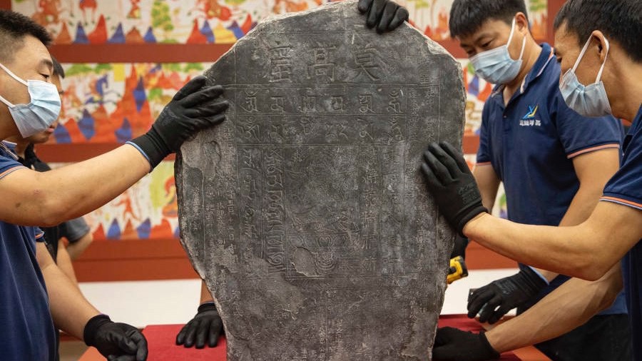 昨天，工作人員正在擺放莫高窟六字真言碑。記者 賴鑫琳 攝  .jpeg