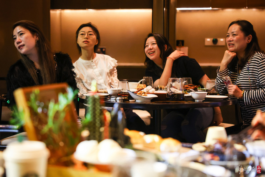 申城節(jié)日線上線下消費(fèi)達(dá)676億元 7天共接待游客1862.25萬(wàn)人次 線下餐飲消費(fèi)實(shí)現(xiàn)同比兩位數(shù)增長(zhǎng)