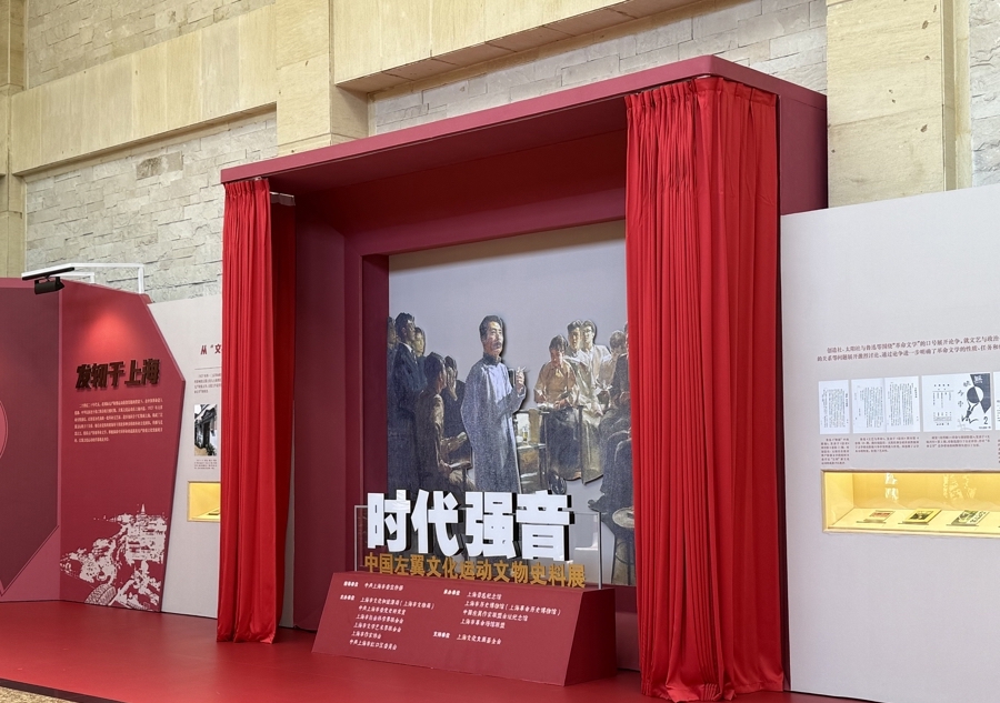 觀眾從上海魯迅紀(jì)念館大堂開始“走入”歷史。 施晨露 攝.jpeg