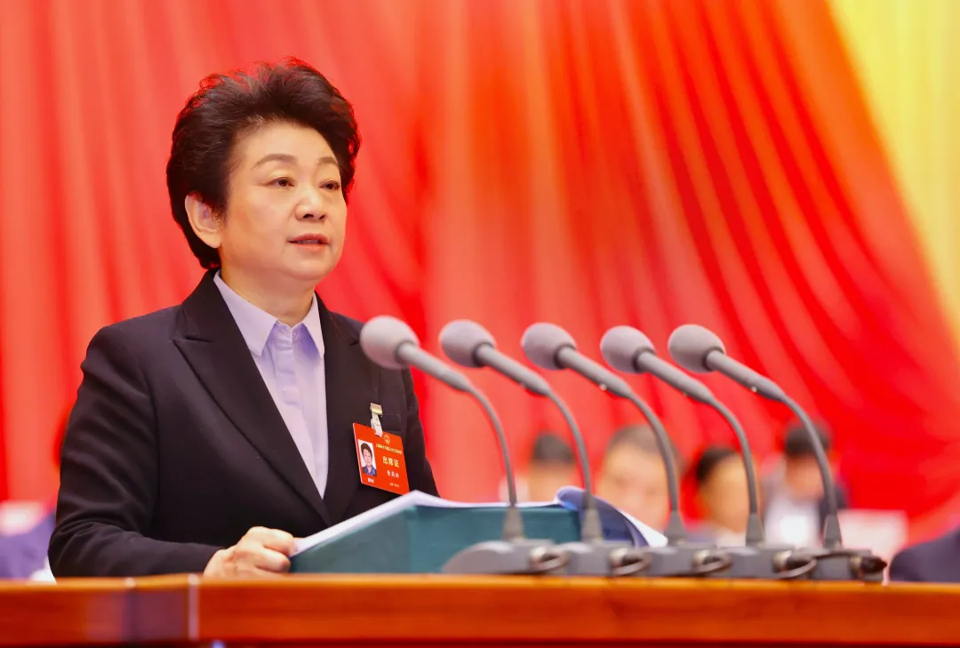 黃莉新作市人大常委會(huì)工作報(bào)告。 袁婧 攝.jpeg