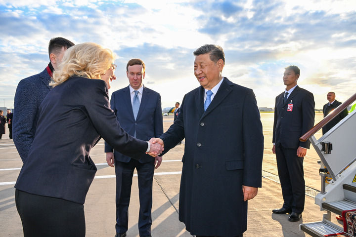 習(xí)近平抵達(dá)莫斯科伏努科沃專機(jī)機(jī)場(chǎng)時(shí)，俄羅斯副總理戈利科娃等政府高級(jí)官員熱情迎接。新華社記者 謝環(huán)馳 攝.jpg