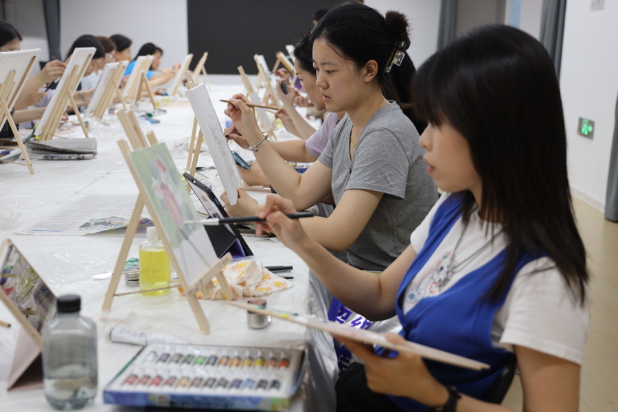 市民在上海民生現(xiàn)代美術(shù)館教學(xué)點上油畫課。 資料圖片  .jpg
