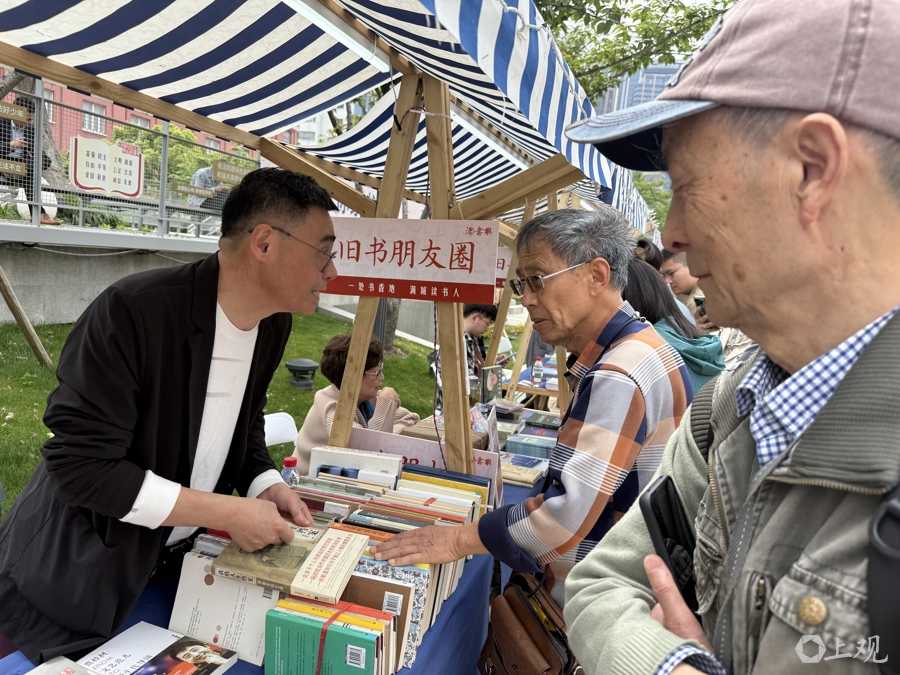 參加“舊書朋友圈”的傳記作家羅銀勝為讀者熱情介紹書籍。 施晨露 攝  .jpeg