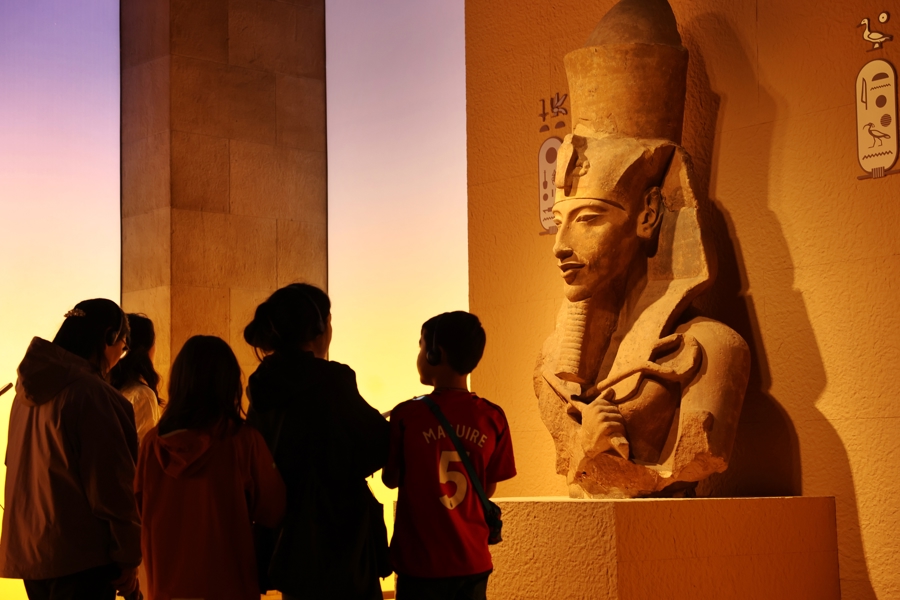 觀眾參觀古埃及展.jpg