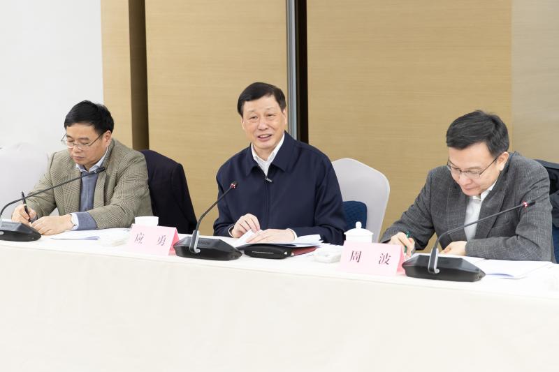2018年12月27日，應(yīng)勇市長來到上海市大數(shù)據(jù)中心，聽取“一網(wǎng)通辦”推進(jìn)情況匯報(bào)。