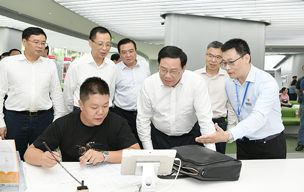 上海市委書記李強(qiáng)調(diào)研“一網(wǎng)通辦”工作 上海市委書記李強(qiáng)調(diào)研“一網(wǎng)通辦”工作