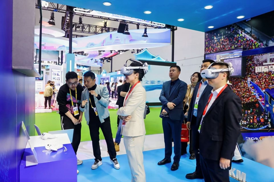 觀眾在上海展區(qū)體驗“行走的天文館”.jpg 觀眾在上海展區(qū)體驗“行走的天文館”.jpg