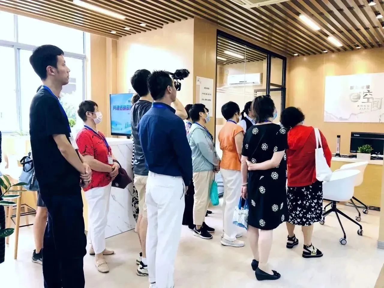共建透明政務(wù) 共享發(fā)展成果——新涇鎮(zhèn)社區(qū)事務(wù)受理服務(wù)中心政府開放月活動(dòng)3.jpg 共建透明政務(wù) 共享發(fā)展成果——新涇鎮(zhèn)社區(qū)事務(wù)受理服務(wù)中心政府開放月活動(dòng)3.jpg