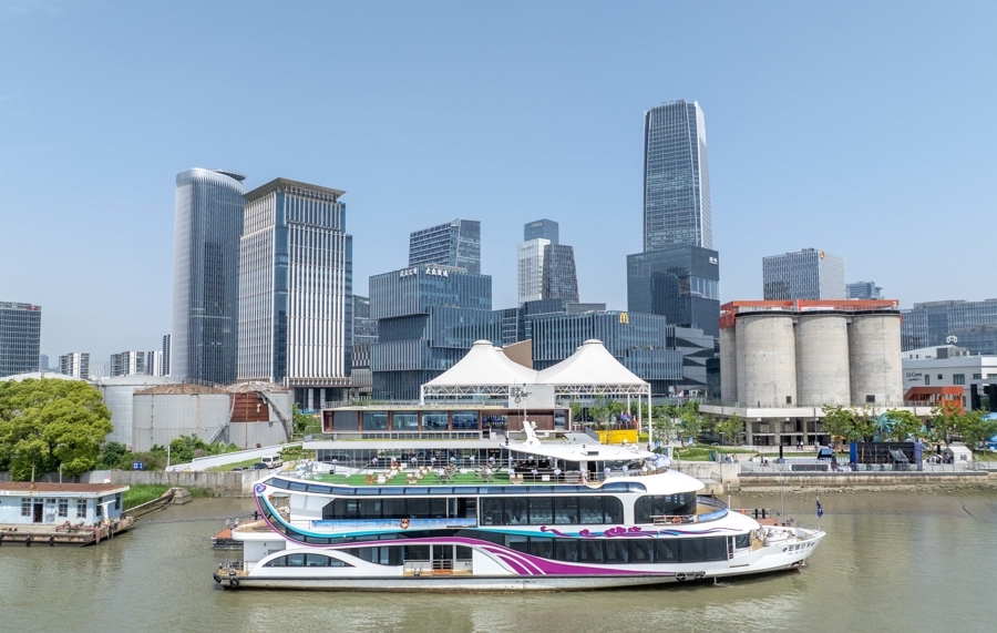 龍華碼頭昨天正式啟用，首航游船停靠碼頭，即將出發(fā)。記者 孟雨涵 攝.jpg