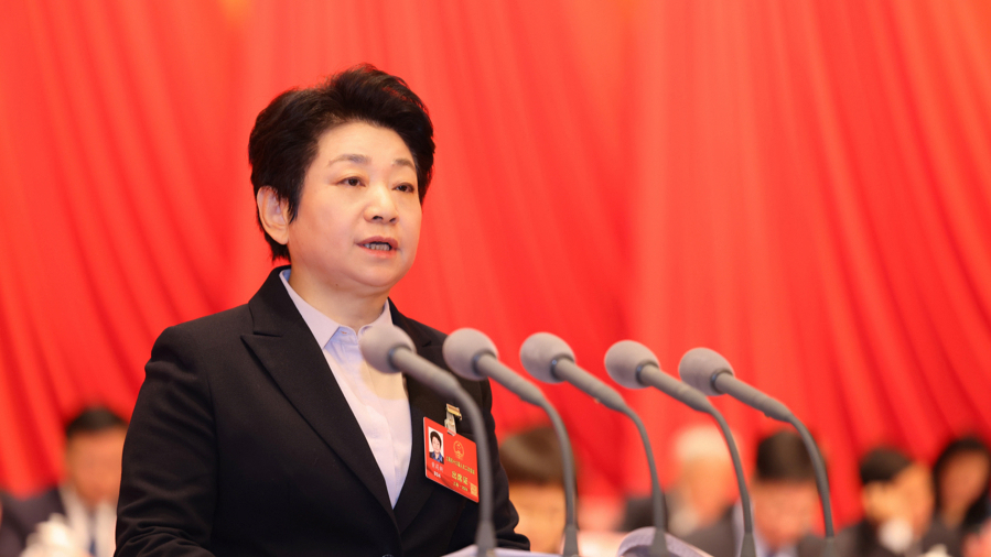 黃莉新作市人大常委會(huì)工作報(bào)告。 袁婧 攝.jpeg